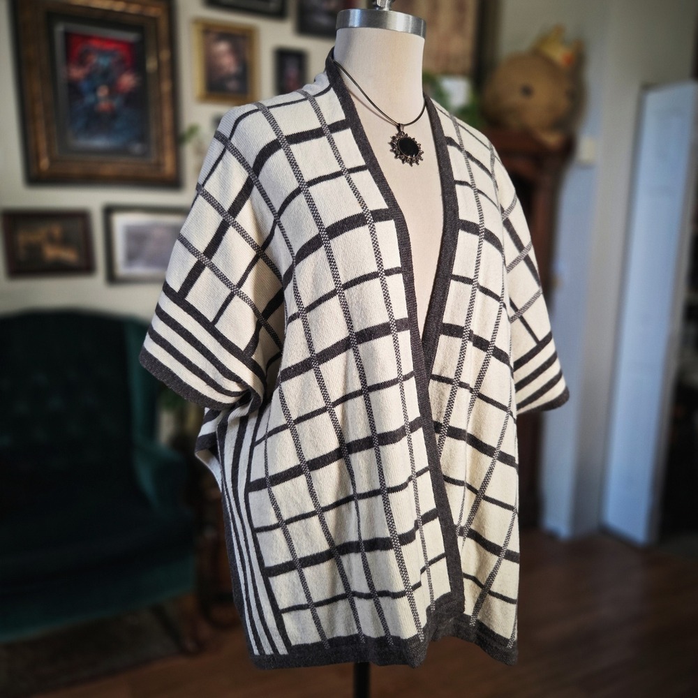 Cabi Reversible Wrap Poncho Grey White Plaid Check Knit Cape‎ Shawl One Size OS